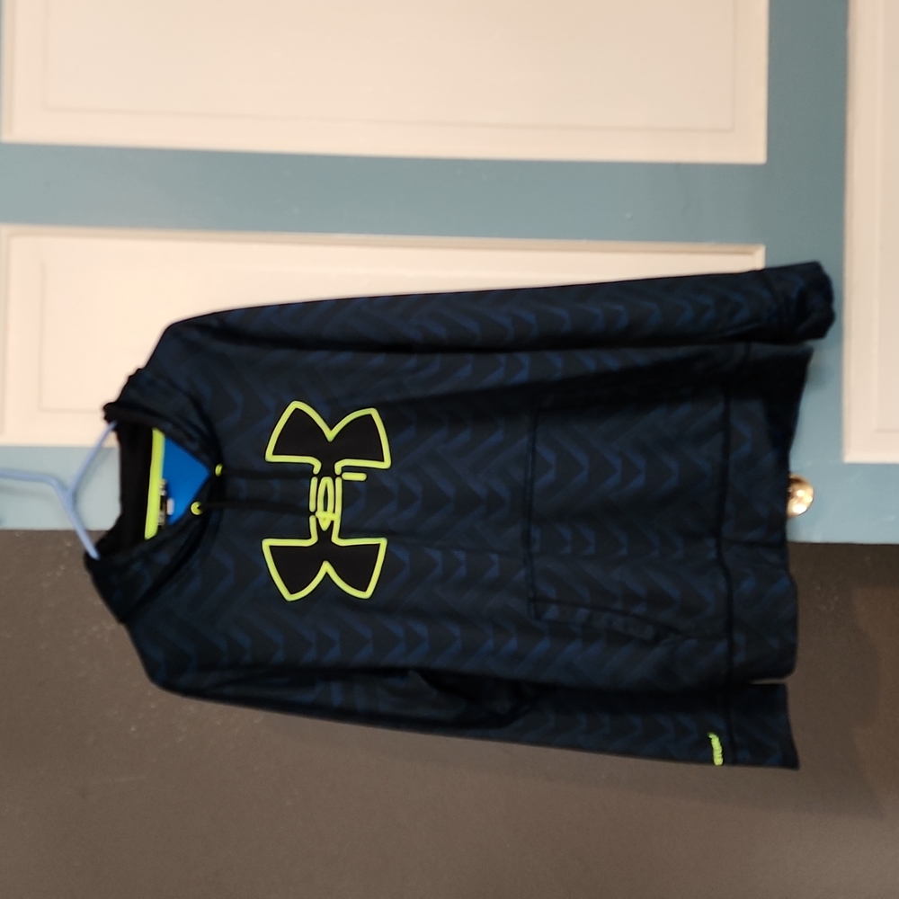 Large Underarmor Storm  hooded pullover